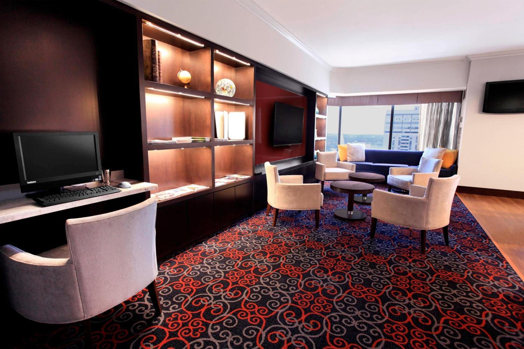 Delta Hotels By Marriott London Armouries Екстер'єр фото