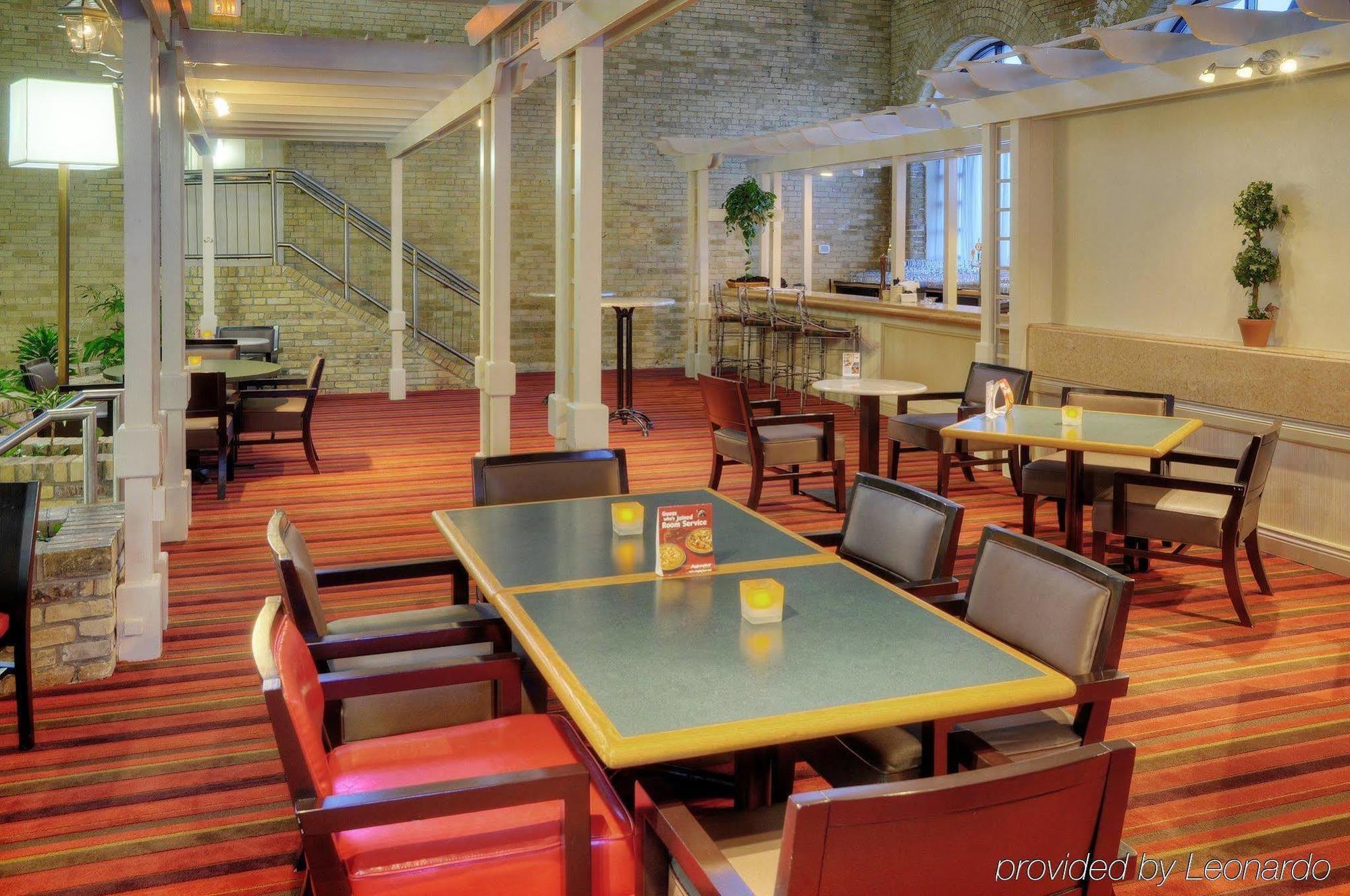 Delta Hotels By Marriott London Armouries Ресторан фото